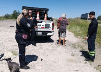Inauguran Toño Astiazarán y familias de Villa Merlot nueva cancha de futbol con pasto sintético
