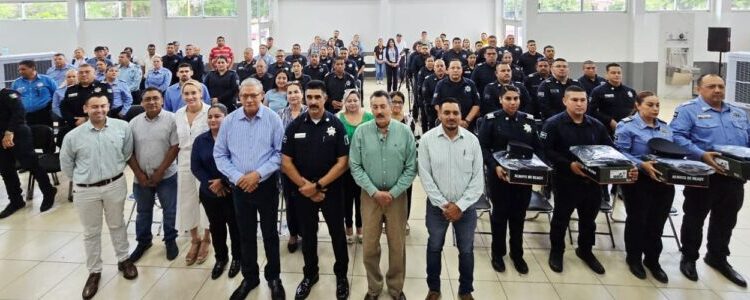 CAJEME REFUERZA A SU POLICÍA MUNICIPAL CON ENTREGA DE 1 MIL 400 UNIFORMES