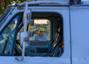 Cuidado con el «hielo» en las vías: en Texas, migrantes se ayudan para evadir redadas del ICE