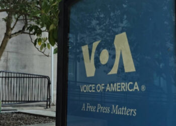 Juez de EU detiene despido masivo de más de 500 empleados de la emisora Voice of America