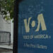 Juez de EU detiene despido masivo de más de 500 empleados de la emisora Voice of America