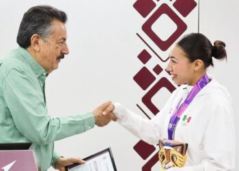 RECONOCE JAVIER LAMARQUE A LA ATLETA ANA CAROLINA HERRERA POR OBTENER MEDALLA DE ORO EN LOS JUEGOS PANAMERICANOS JUVENILES