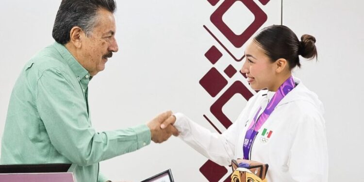 RECONOCE JAVIER LAMARQUE A LA ATLETA ANA CAROLINA HERRERA POR OBTENER MEDALLA DE ORO EN LOS JUEGOS PANAMERICANOS JUVENILES