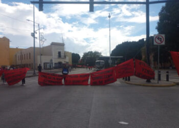 Se deslindan normalistas de Teteles de quema de vehículos en Puebla