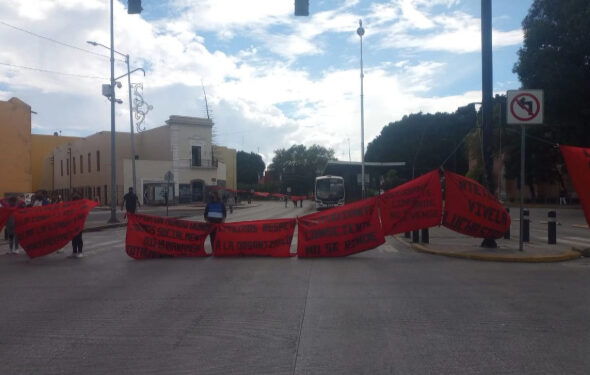 Se deslindan normalistas de Teteles de quema de vehículos en Puebla