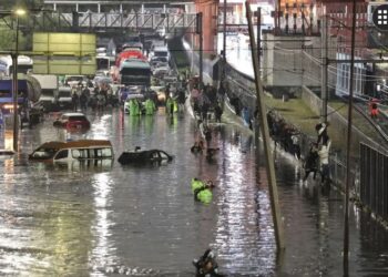 Colapsan lluvias zona oriente de la CDMX; reportan afectaciones en municipios de Edomex