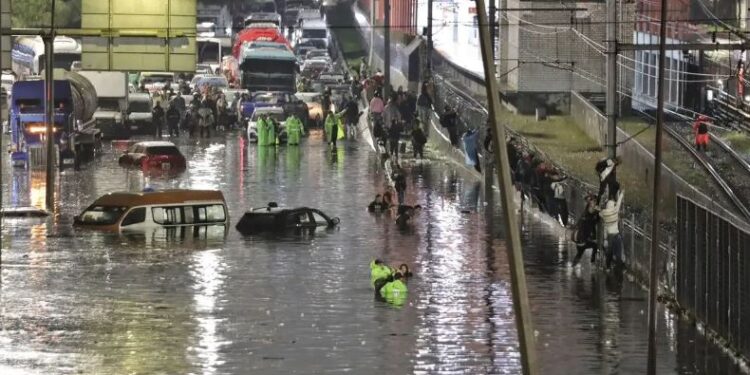 Colapsan lluvias zona oriente de la CDMX; reportan afectaciones en municipios de Edomex