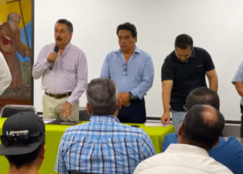 ENTREGAN JAVIER LAMARQUE Y DELEGADO DE LA SICT PERMISOS A TRANSPORTISTAS DE CARGA Y PASAJE