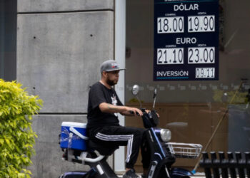 El peso se deprecia a 18.76 por dólar; mercados esperan dato del empleo en EU