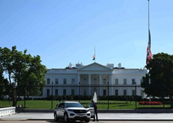 La Fed se propone primera reducción de tasas en 2025 en contexto de tensiones