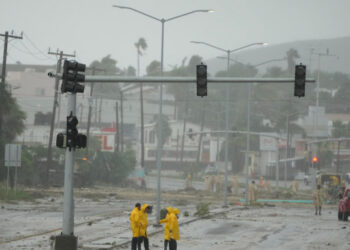 Lorena» sigue acercándose a costas de Baja California Sur.