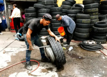 Por baches, vulcanizadoras están a ‘mil por hora’