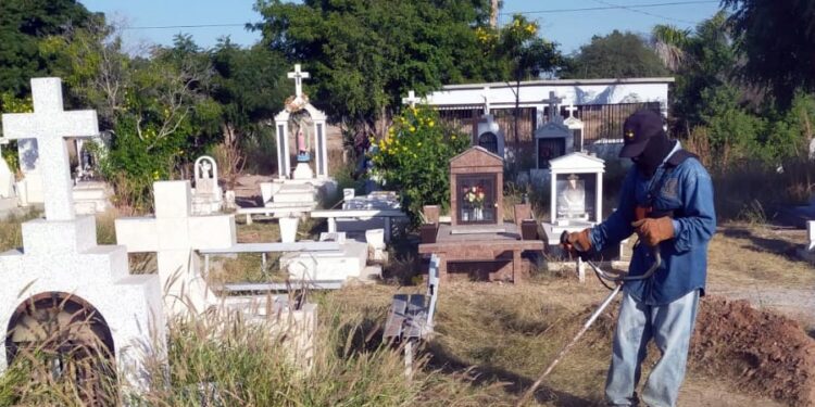 Listos y organizados en arreglo de panteones para el día de los fieles difuntos