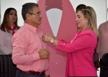 “Sigamos haciendo ruido contra el cáncer de mama”: Gaxiola de Elías en imposición de lazo rosa
