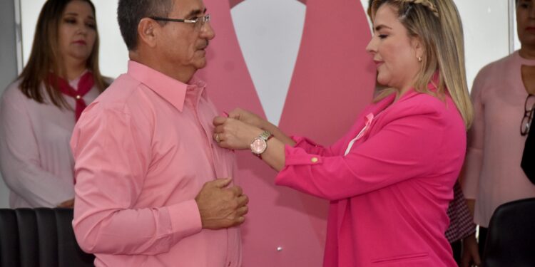 “Sigamos haciendo ruido contra el cáncer de mama”: Gaxiola de Elías en imposición de lazo rosa
