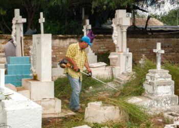 Prepara Huatabampo panteones para el Día de Muertos