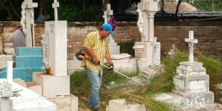 Prepara Huatabampo panteones para el Día de Muertos