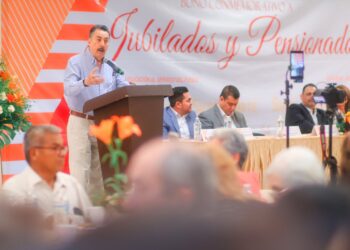 PRESIDE JAVIER LAMARQUE CEREMONIA DE ENTREGA DE BONO CONMEMORATIVO A JUBILADOS Y PENSIONADOS DE LA SECCIÓN 54 DEL SNTE