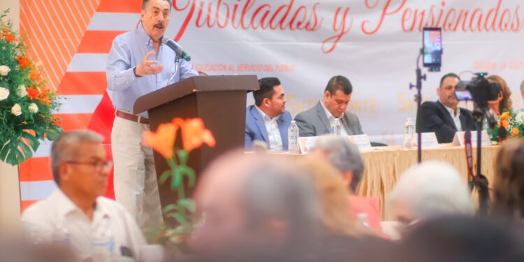 PRESIDE JAVIER LAMARQUE CEREMONIA DE ENTREGA DE BONO CONMEMORATIVO A JUBILADOS Y PENSIONADOS DE LA SECCIÓN 54 DEL SNTE