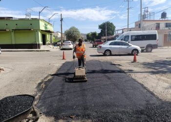 Refuerza Gobierno de Hermosillo labores de bacheo en distintas colonias