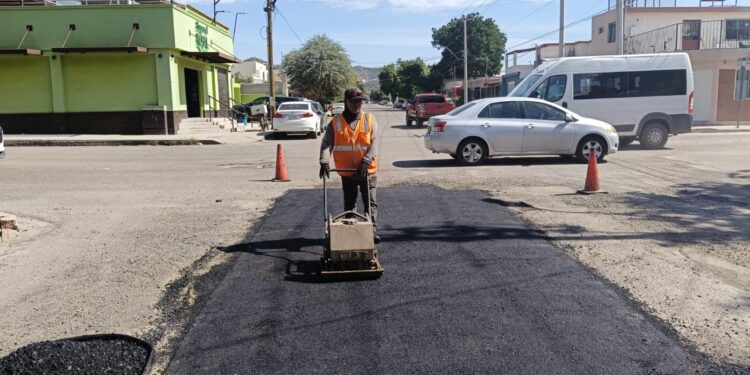 Refuerza Gobierno de Hermosillo labores de bacheo en distintas colonias
