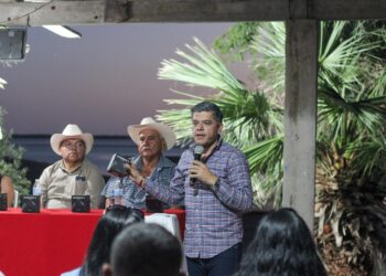 Alcalde ‘Beto’ Vázquez entrega brazaletes antiburón a buzos de Las Bocas, Agiabampo y Yavaros