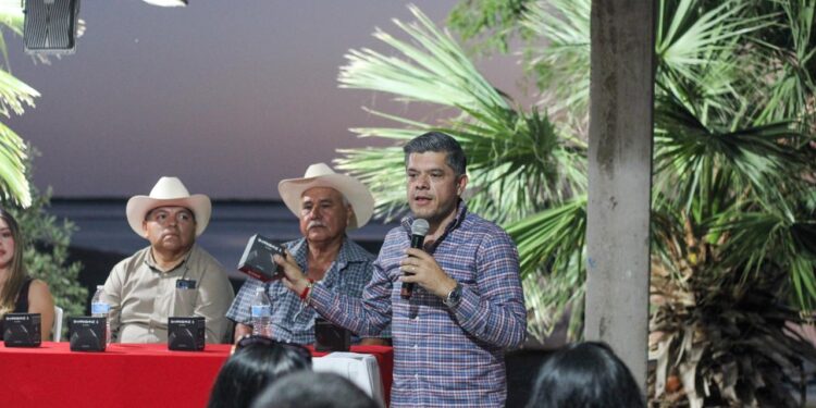 Alcalde ‘Beto’ Vázquez entrega brazaletes antiburón a buzos de Las Bocas, Agiabampo y Yavaros