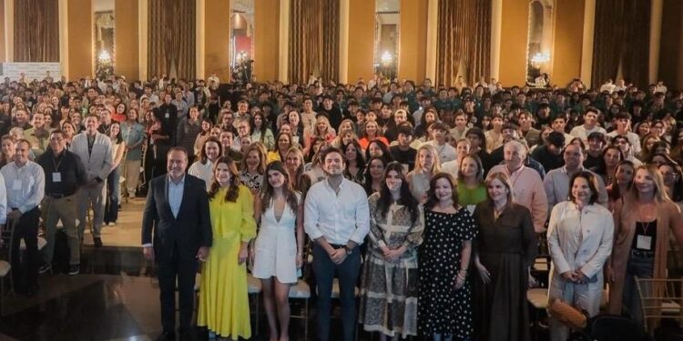 Con lleno total en asistencia, Toño Astiazarán y Patricia Ruibal inauguran el Tercer Congreso de la Familia