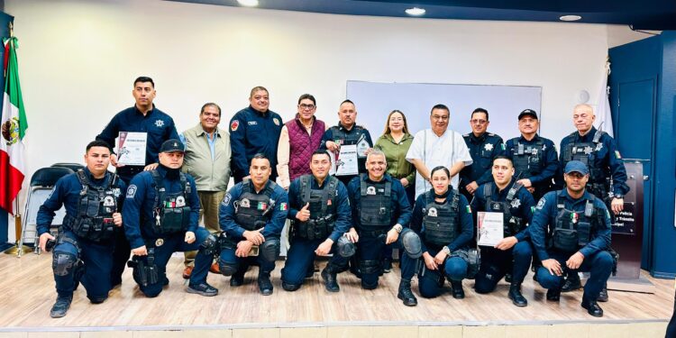 Reconocen a policías y bomberos destacados