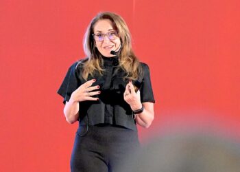 Barbara Anderson, escritora del libro Los Dos Hemisferios de Lucca, ofrece testimonio de resiliencia en el Tercer Congreso de la Familia