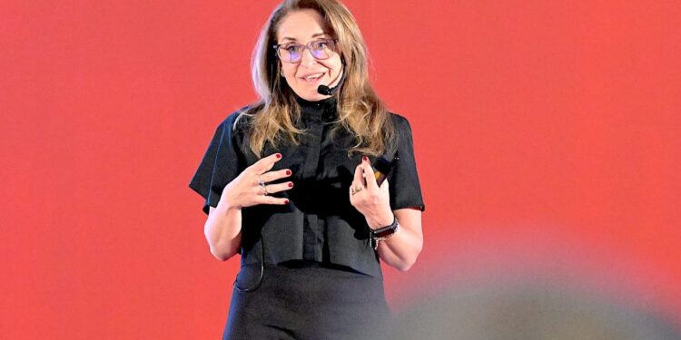 Barbara Anderson, escritora del libro Los Dos Hemisferios de Lucca, ofrece testimonio de resiliencia en el Tercer Congreso de la Familia