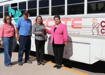 Dra. Blanca Valenzuela  realiza entrega de unidad de transporte  para alumnos del Plantel Plutarco Elías Calles.