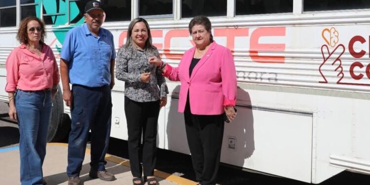 Dra. Blanca Valenzuela  realiza entrega de unidad de transporte  para alumnos del Plantel Plutarco Elías Calles.