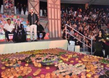 MAJESTUOSOS CATRINAS Y CATRINES DESFILAN EN NAVOJOA