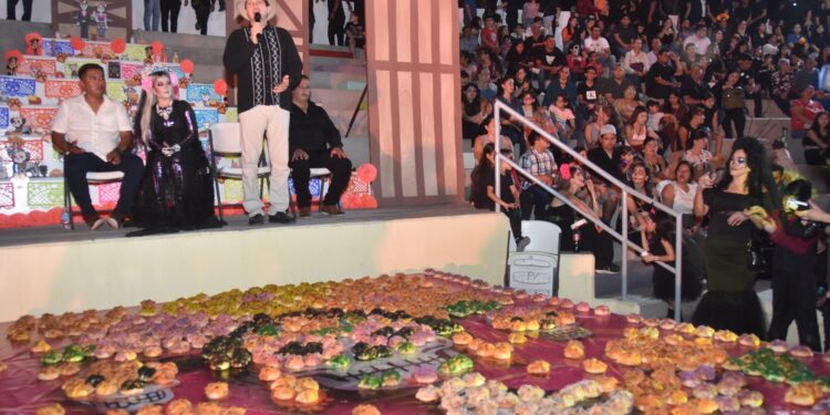 MAJESTUOSOS CATRINAS Y CATRINES DESFILAN EN NAVOJOA