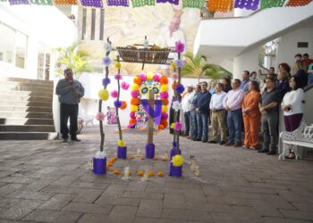Colocan  TAPANCO MAYO en palacio en fomento a tradición por el día de los fieles difuntos