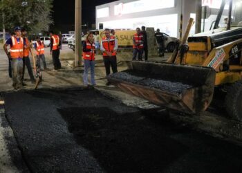 Supervisa Toño Astiazarán trabajos de bacheo nocturno en bulevar Quiroga