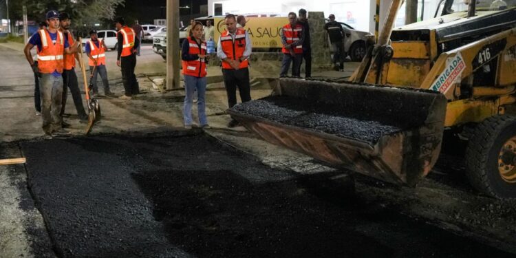 Supervisa Toño Astiazarán trabajos de bacheo nocturno en bulevar Quiroga