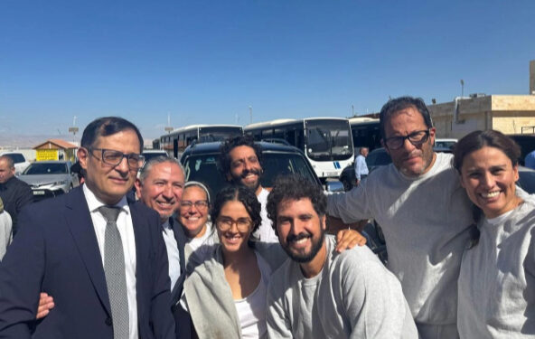 Mexicanos de la Global Sumud Flotilla repatriados de Israel arriban al AICM