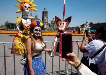 Da nuevo soplo de vida a CDMX procesión de catrinas y catrines