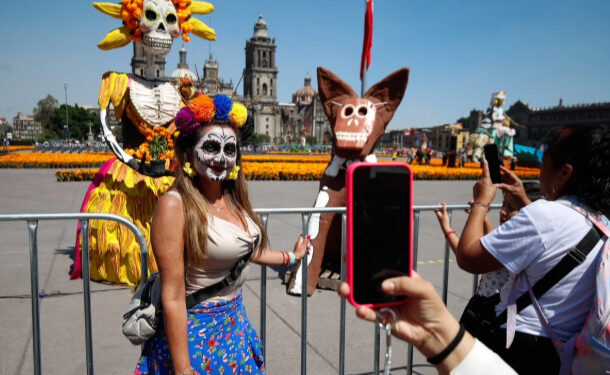Da nuevo soplo de vida a CDMX procesión de catrinas y catrines