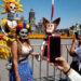 Da nuevo soplo de vida a CDMX procesión de catrinas y catrines