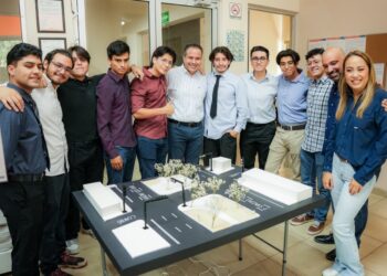 Reconoce Alcalde talento juvenil creador del proyecto de semáforo inteligente