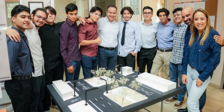 Reconoce Alcalde talento juvenil creador del proyecto de semáforo inteligente