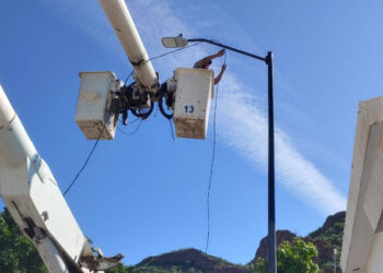 Mantiene Ayuntamiento de Guaymas reparación de alumbrado público