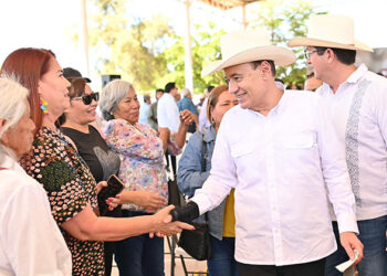 Entrega gobernador apoyos al campo en Navojoa