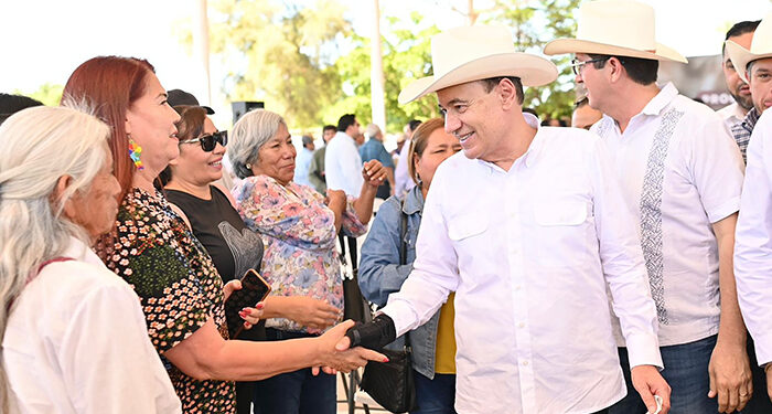 Entrega gobernador apoyos al campo en Navojoa