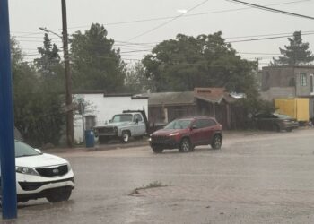 Cae aguacero en la Colonia Ejidal en la Cidad de Agua Prieta