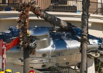 Helicóptero se desploma en Huntington Beach, California; reportan cinco heridos