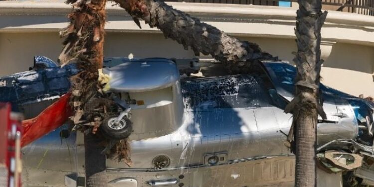Helicóptero se desploma en Huntington Beach, California; reportan cinco heridos